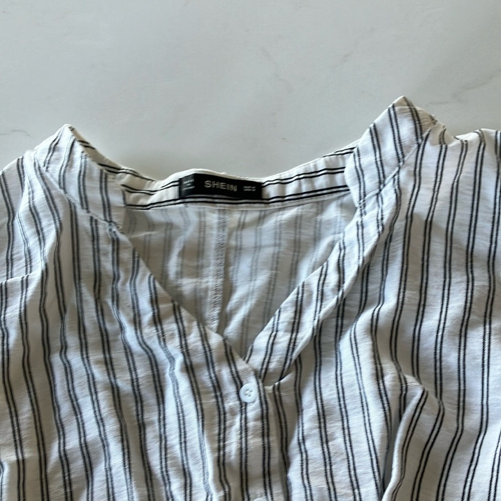 SHEIN White and Gray Blouse with V-Neck and Relaxed Fit - Picture 5 of 7